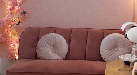 Sofá rosa elegante em Be Rose - estética & bem estar, Setúbal, Setúbal, PT, decorado com flor artificial.