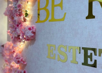 Detalhe decorativo com flores e iluminação em Be Rose - estética & bem estar, Setúbal, Setúbal, PT.