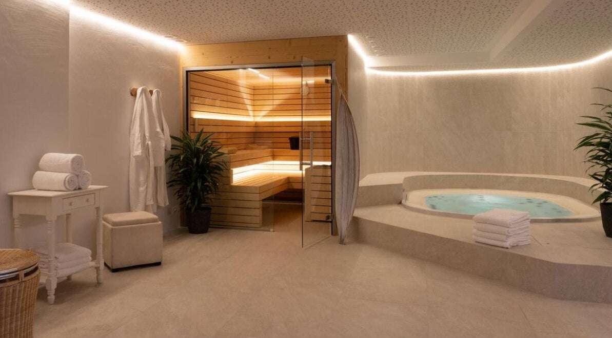 Spa et sauna au Chalet d'Adrien, Val De Bagnes, Valais, CH, ambiance relaxante et moderne.