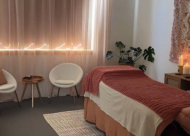 Relaxing massage room at Lomi Massage Geelong, Newtown, Victoria, AU with soft lighting and calm decor.