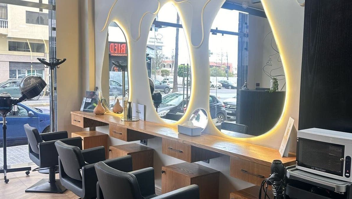 Intérieur moderne de Carla Beauty and Spa à Casablanca, Casablanca-settat, MA avec stations de coiffure élégantes.