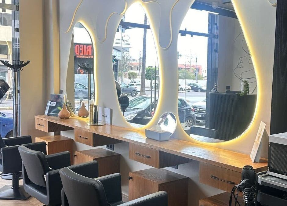 Intérieur moderne de Carla Beauty and Spa à Casablanca, Casablanca-settat, MA avec stations de coiffure élégantes.