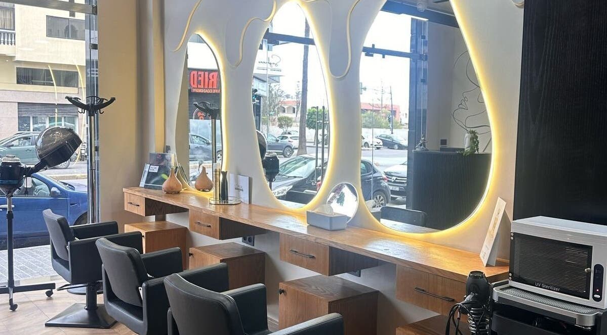 Intérieur moderne de Carla Beauty and Spa à Casablanca, Casablanca-settat, MA avec stations de coiffure élégantes.