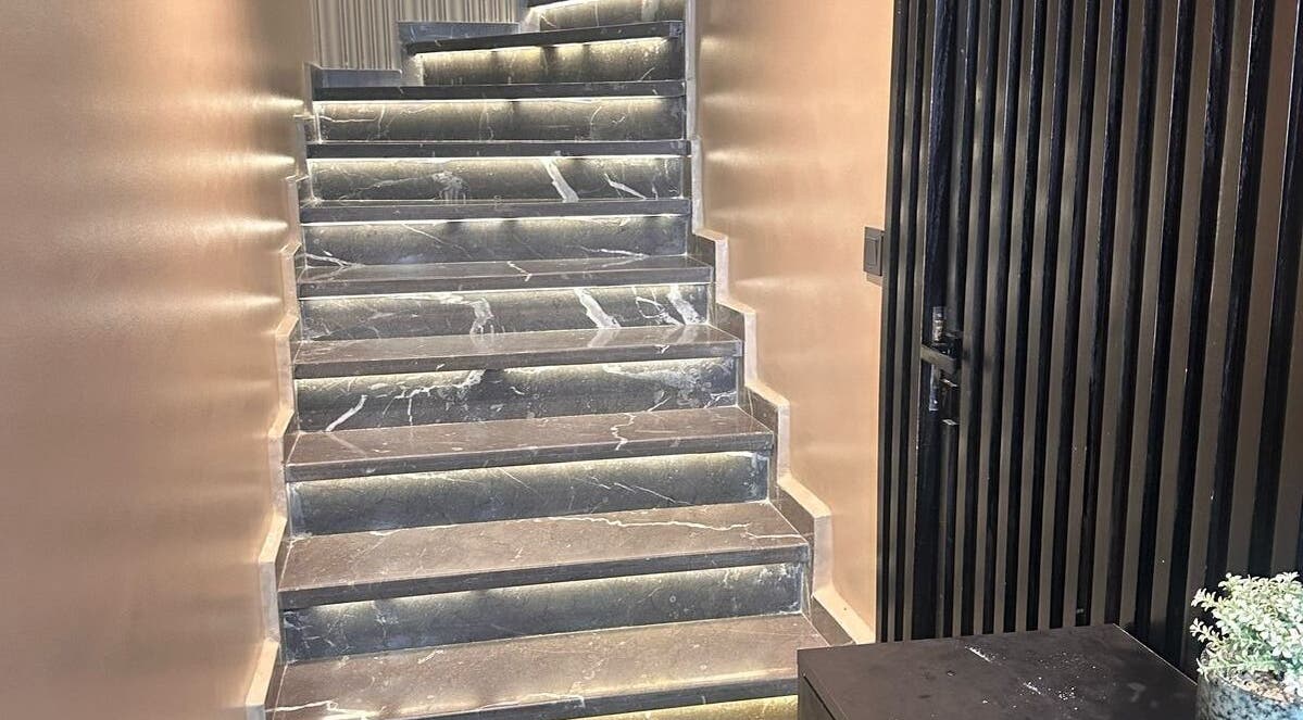 Escalier moderne et lumineux à Carla Beauty and Spa, Casablanca, Casablanca-settat, MA.