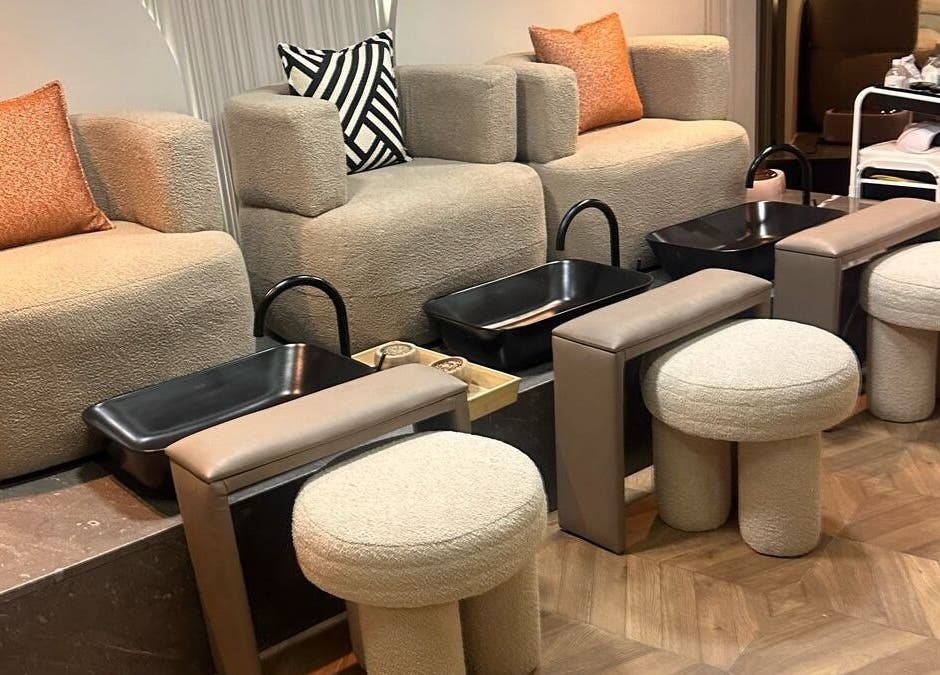 Espace pédicure élégant chez Carla Beauty and Spa, Casablanca, Casablanca-settat, MA, avec fauteuils confortables.