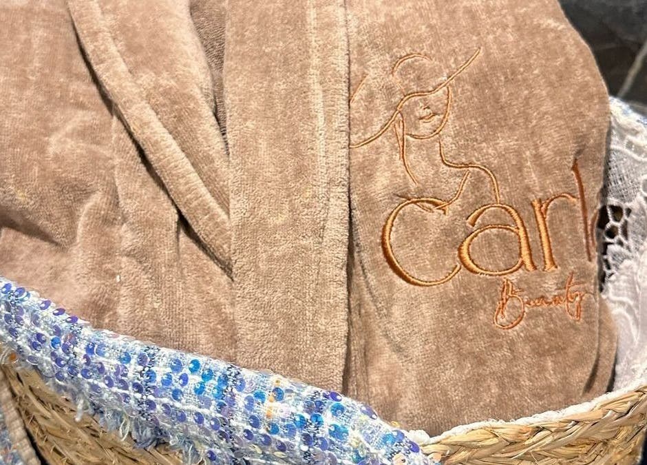 Peignoir en peluche de Carla Beauty and Spa à Casablanca, Casablanca-Settat, MA, disposé dans un panier chic.