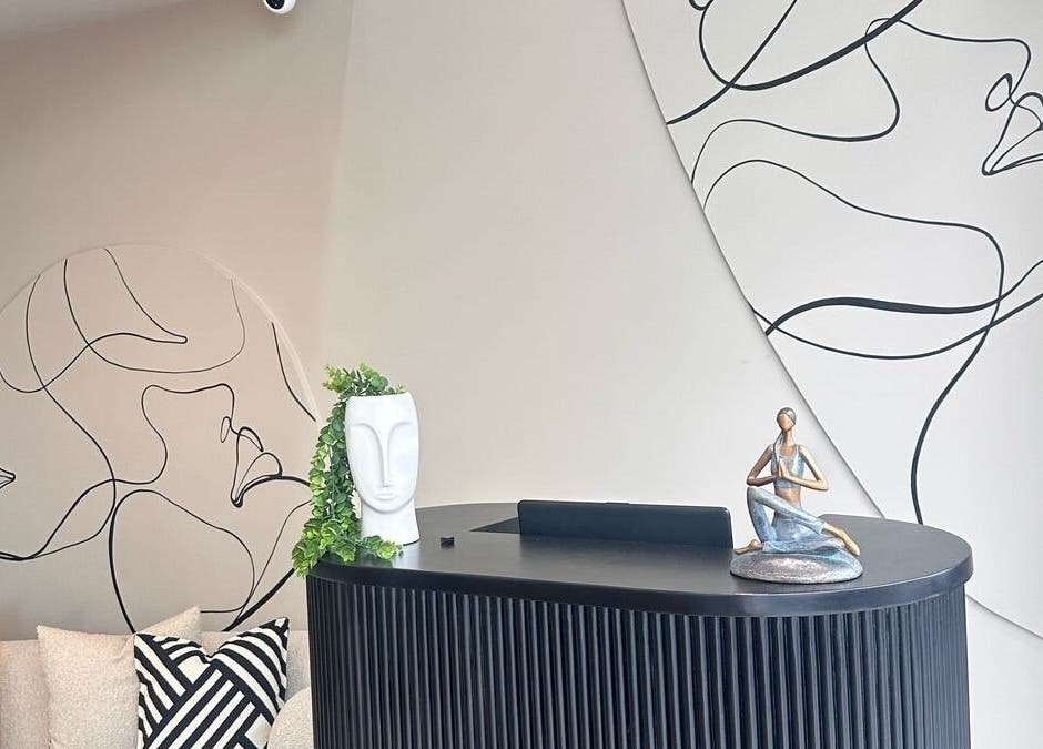 Réception élégante avec art mural au Carla Beauty and Spa, Casablanca, Casablanca-settat, MA.