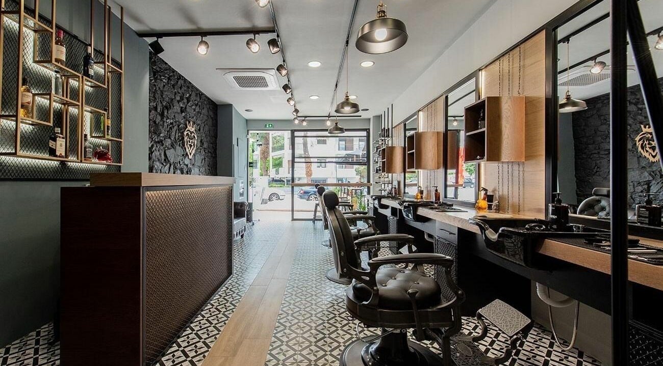 Εσωτερικό του King's Barbershop Panorama στο Πανόραμα, Ελλάδα, GR με σύγχρονη διακόσμηση και άνετα καθίσματα.