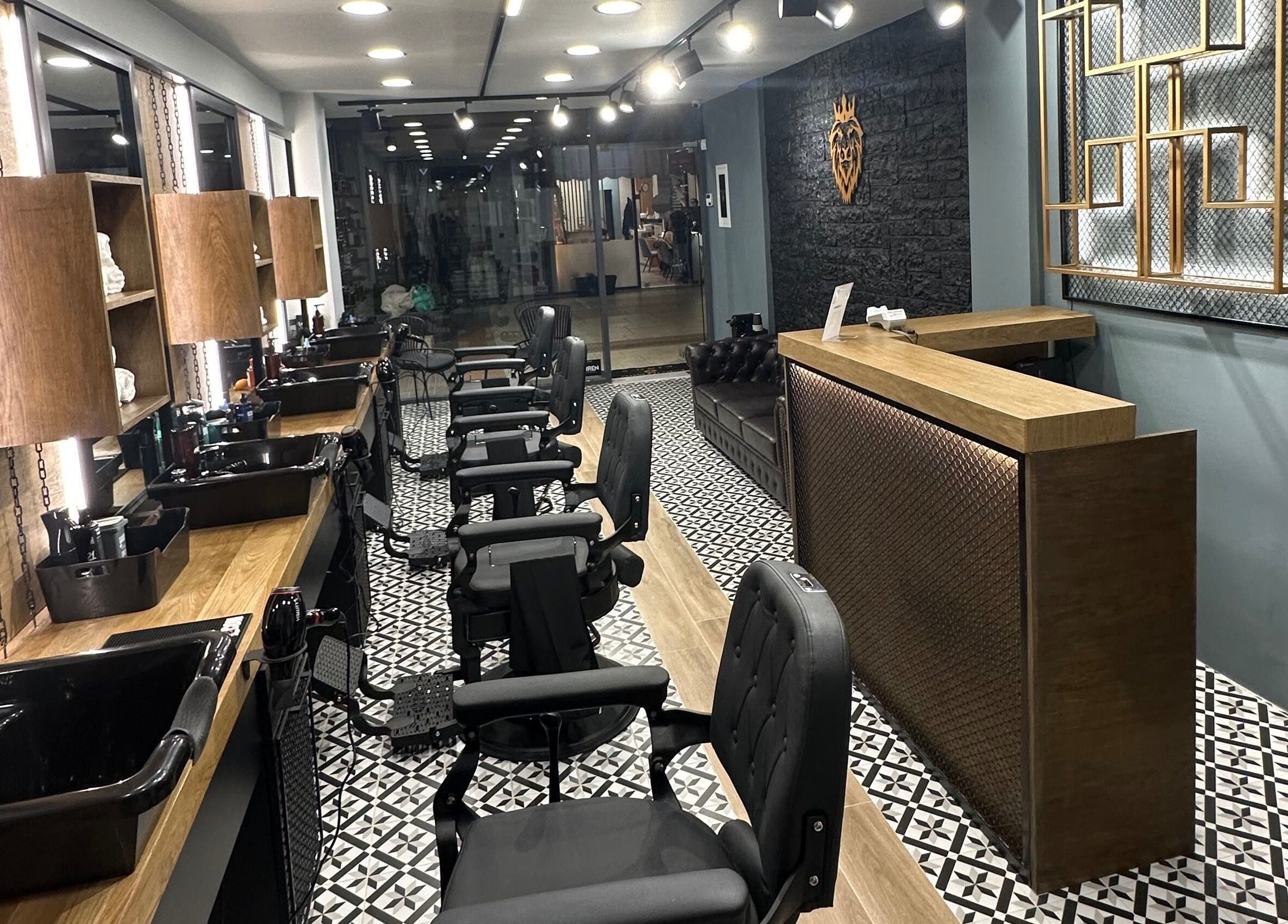 Εσωτερικό του King’s Barbershop Thermi στην Θέρμη, GR με κομψό σχεδιασμό και μοντέρνα καρέκλες.