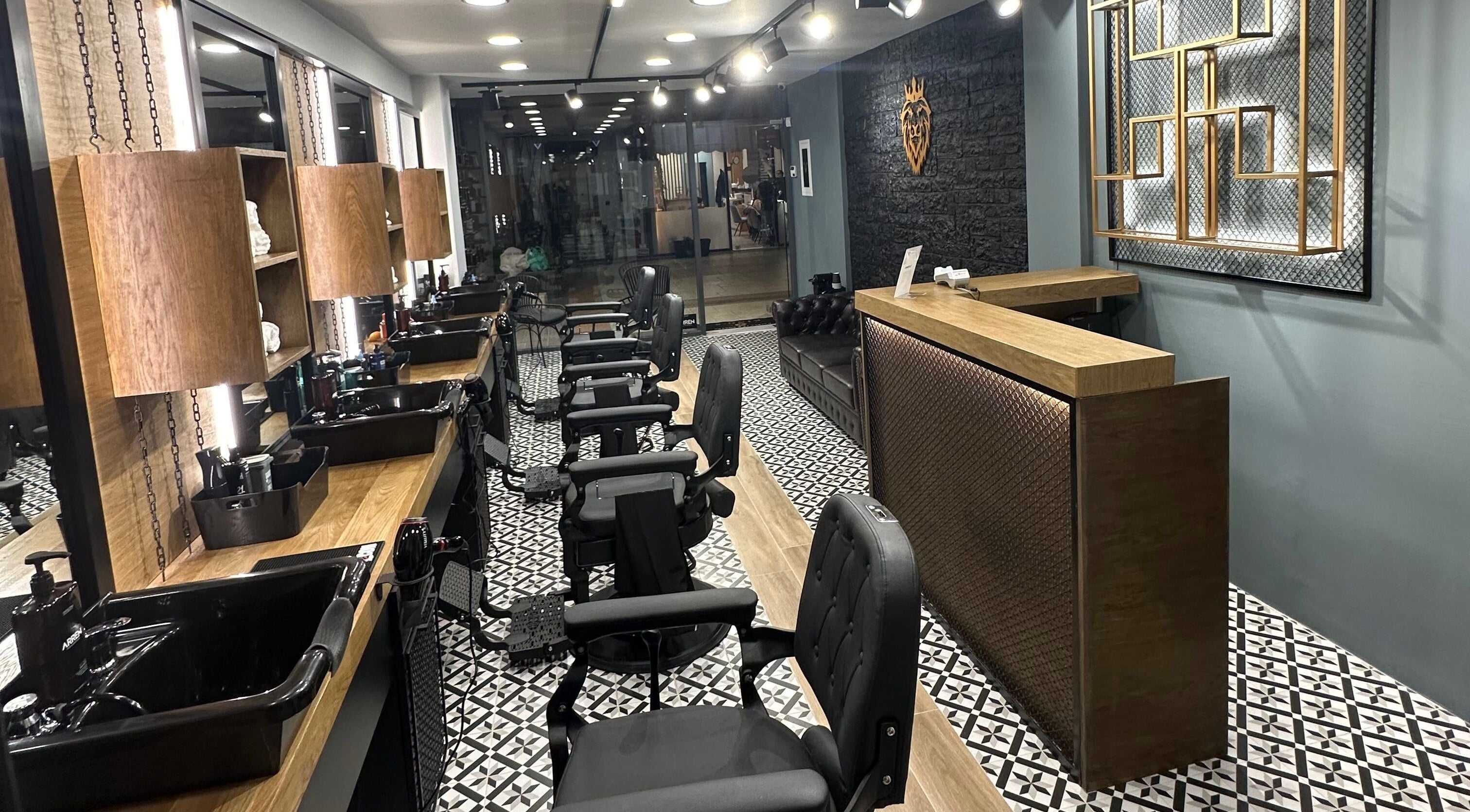 Εσωτερικό του King’s Barbershop Thermi στην Θέρμη, GR με κομψό σχεδιασμό και μοντέρνα καρέκλες.