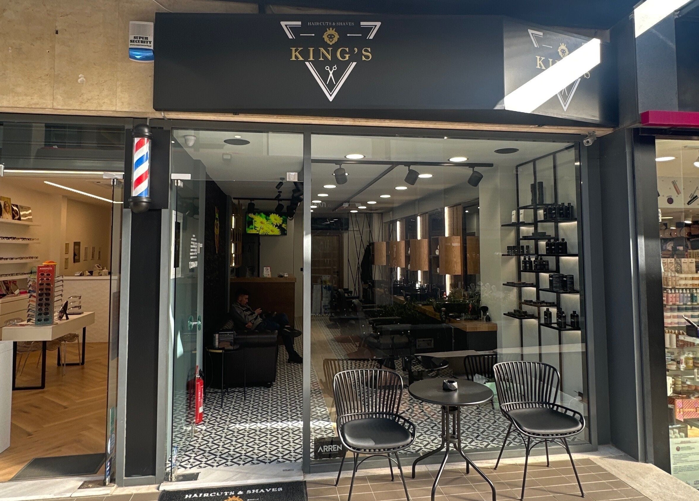 Εξωτερική όψη του King’s Barbershop Thermi, Θέρμη, GR με μοντέρνα διακόσμηση και άνετους χώρους.