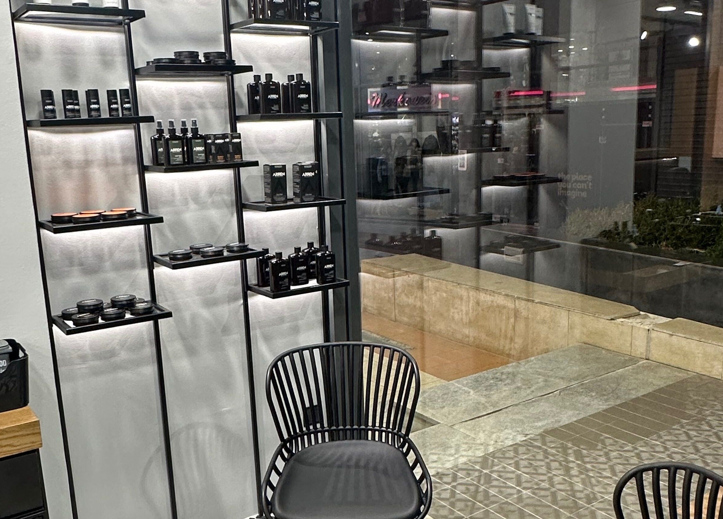 Εσωτερικό του King's Barbershop Thermi με προϊόντα ομορφιάς και καρέκλα, Θέρμη, GR.