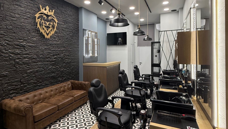 Καλαίσθητος χώρος στο King's Barbershop Kalamaria, Καλαμαριά, GR με μοντέρνες πολυθρόνες και καναπέ.