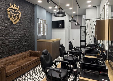 Καλαίσθητος χώρος στο King's Barbershop Kalamaria, Καλαμαριά, GR με μοντέρνες πολυθρόνες και καναπέ.