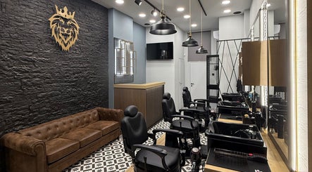 Καλαίσθητος χώρος στο King's Barbershop Kalamaria, Καλαμαριά, GR με μοντέρνες πολυθρόνες και καναπέ.