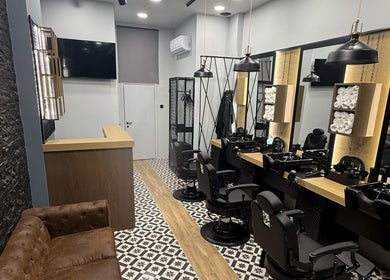Κομψή εσωτερική διακόσμηση στο King’s Barbershop Kalamaria, Καλαμαριά, GR, με μοντέρνες καρέκλες και καθρέφτες.