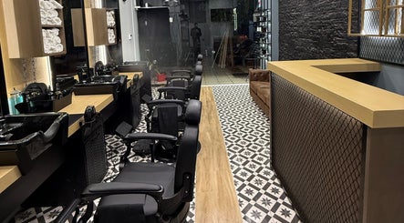 Εσωτερικό του King’s Barbershop Kalamaria, Καλαμαριά, GR, με μοντέρνα καρέκλες και φινετσάτο ντεκόρ.