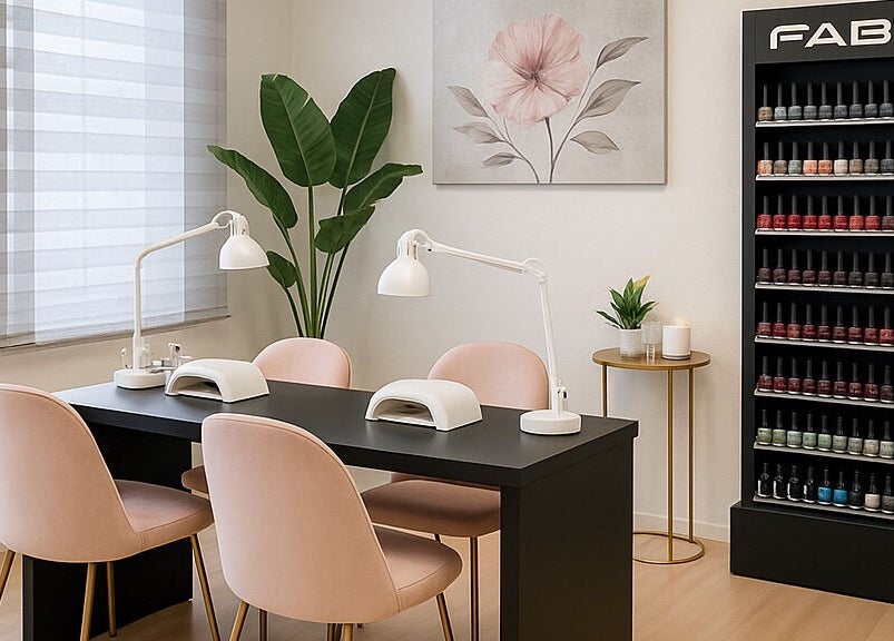 Interno di Nails & Beauty Studio a Lugano, Ticino, CH con area manicure elegante e raffinata.