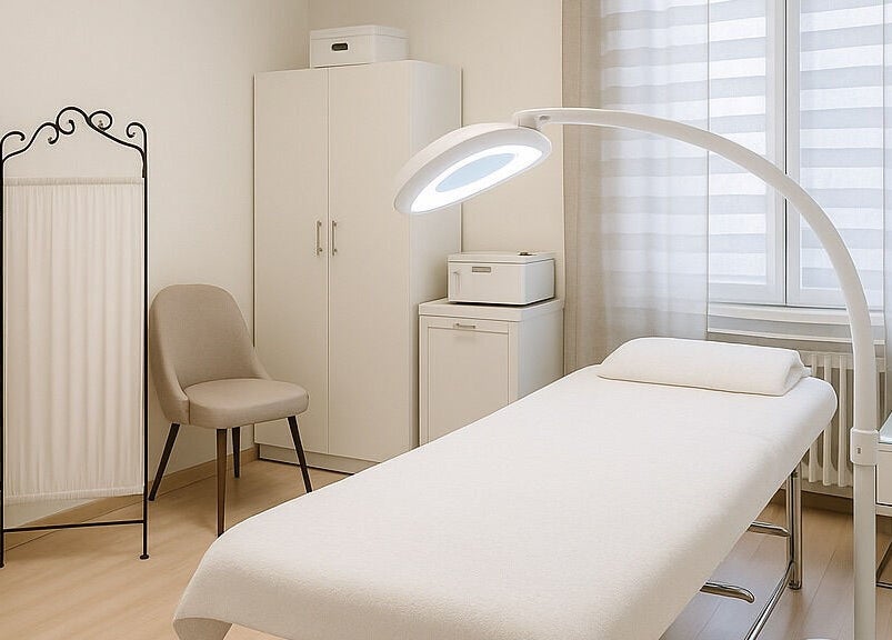 Sala trattamento elegante presso Nails & Beauty Studio, Lugano, Ticino, CH, con arredi moderni e luce soffusa.