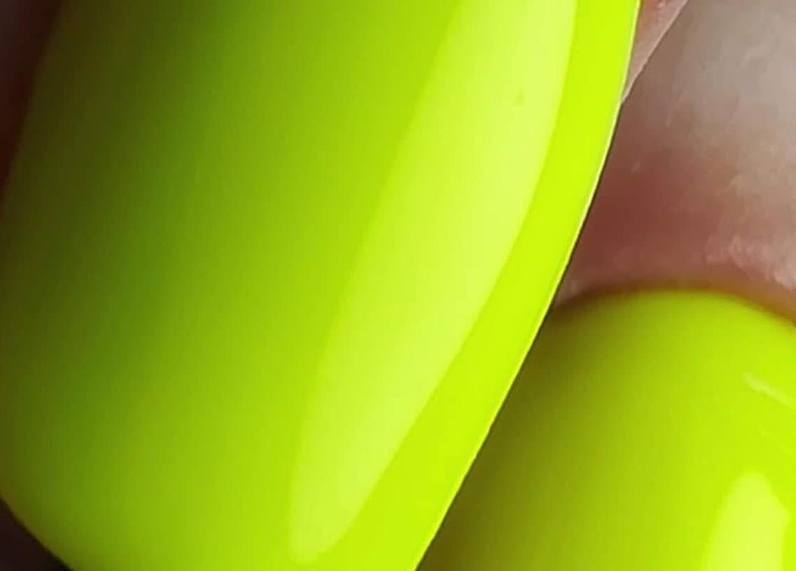 Unghie color neon al Nails & Beauty Studio, Lugano, Ticino, CH. Design vibrante e moderno.