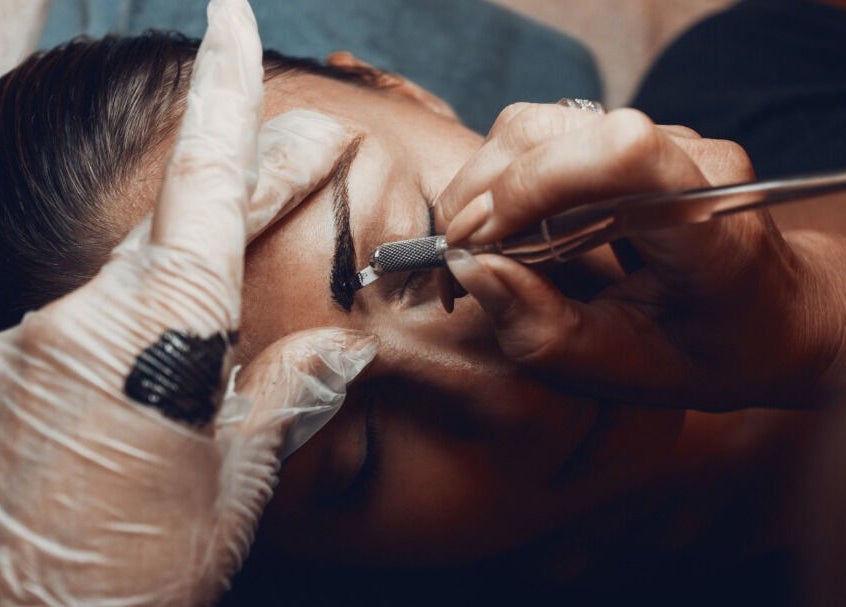 Trattamento microblading presso Nails & Beauty Studio, Lugano, Ticino, CH per sopracciglia definite.