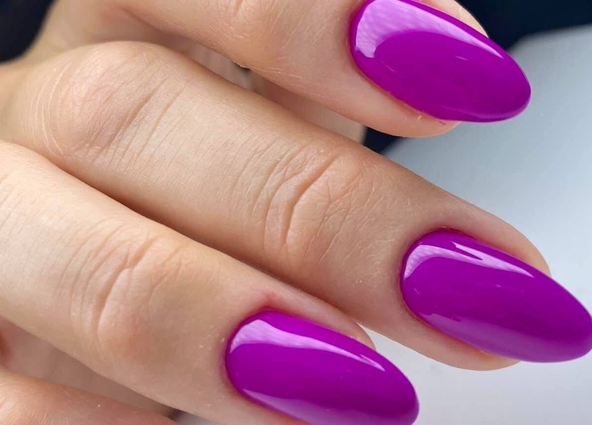 Elegante manicure viola a Nails & Beauty Studio, Lugano, Ticino, CH. Riflessi brillanti e stile moderno.