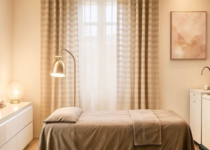 Camera di bellezza luminosa presso Nails & Beauty Studio, Lugano, Ticino, CH, con letto e decorazioni eleganti.