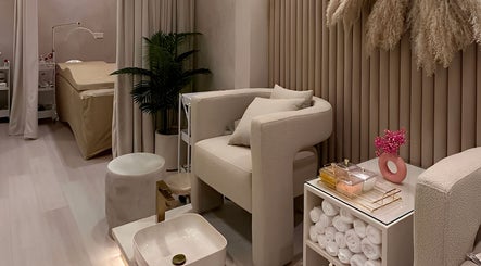 Tranquil treatment room at LBK Paris Beauty Salon, Dubai, AE with plush seating and serene decor.