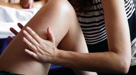 Image de PAS DE PRESTATION DE MASSAGE ACTUELLEMENT POUR CAUSE DE CONGÉ MATERNITÉ -Marie-Line Chatelle/Elyos (Brotteaux) 2