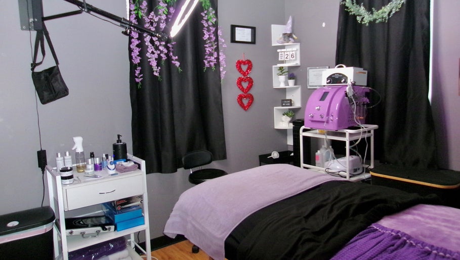 Hannah’s Lilac Room image 1