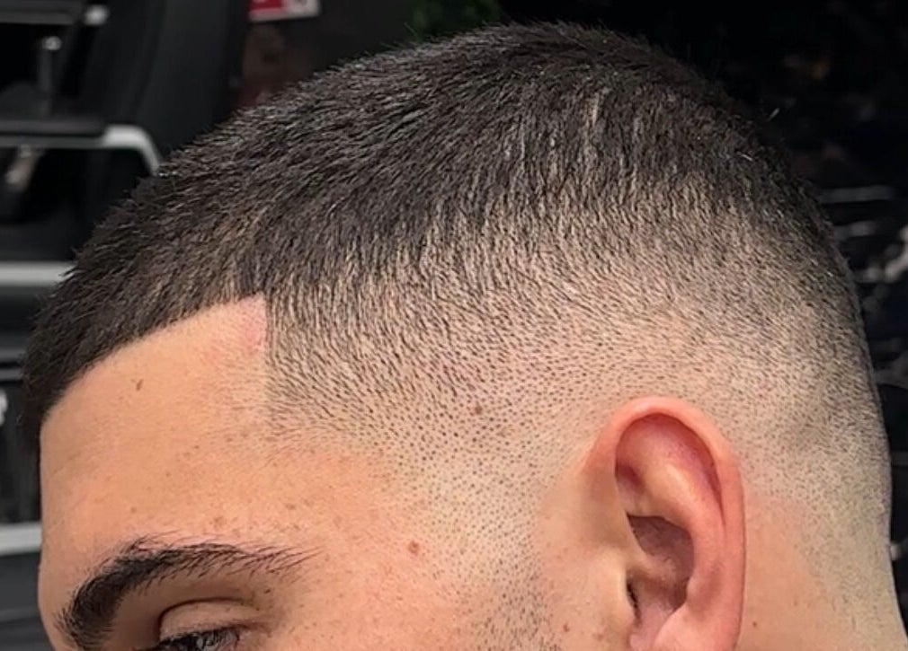 Taglio di capelli preciso a BELMORE HAIR STUDIO, Bari, Puglia, IT, perfetto per uno stile moderno.