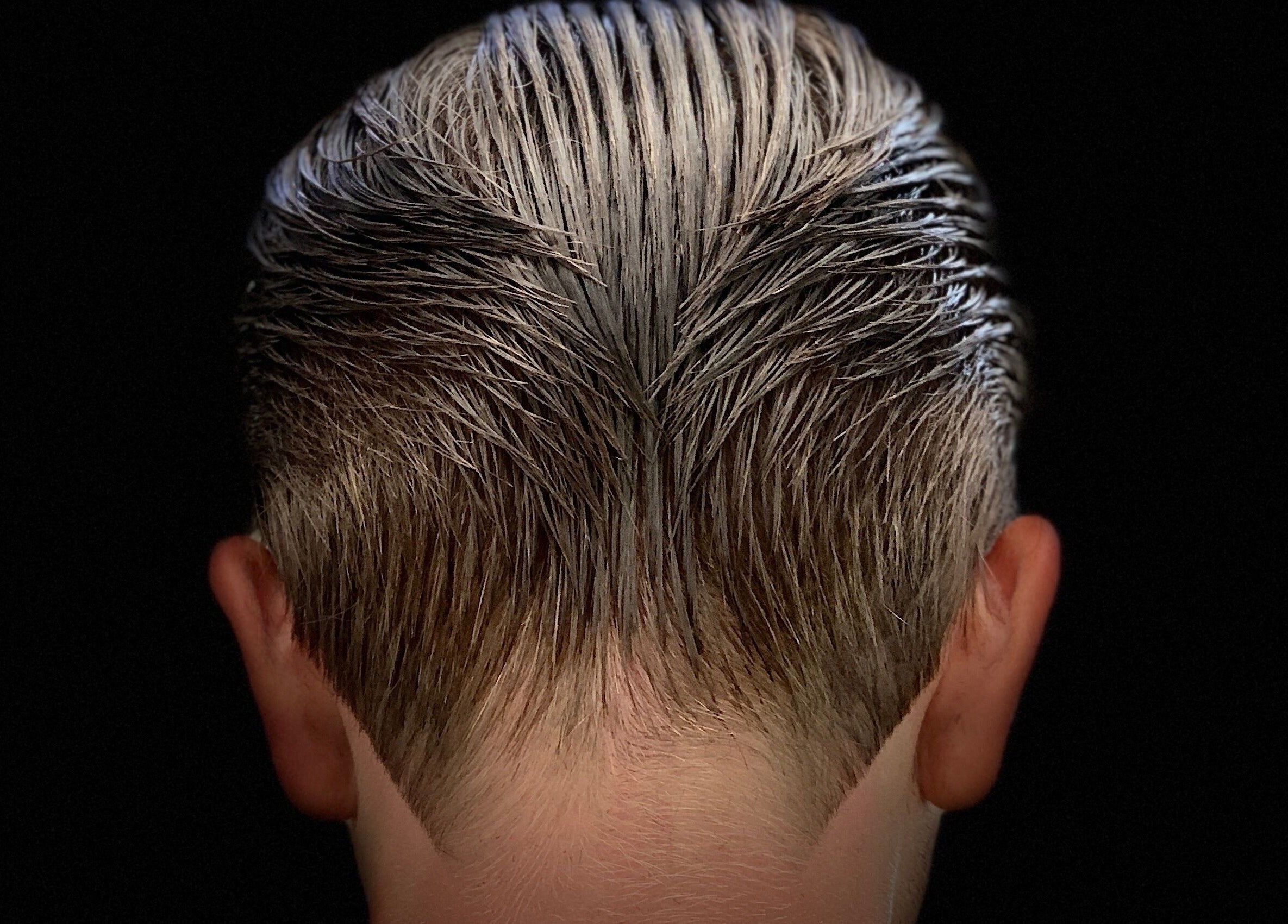 Taglio capelli maschile preciso a BELMORE HAIR STUDIO, Bari, Puglia, IT.