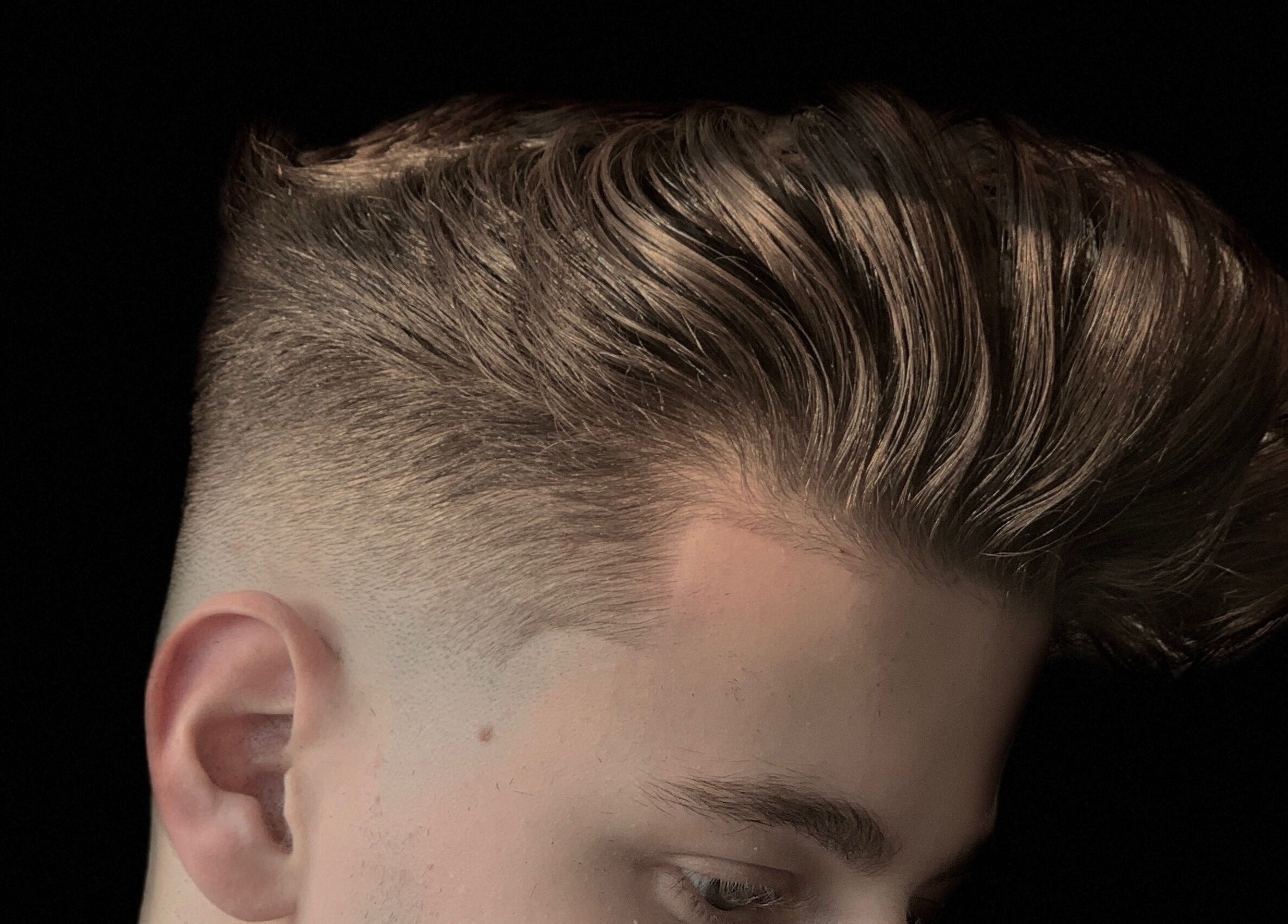 Moderno taglio di capelli presso BELMORE HAIR STUDIO, Bari, Puglia, IT. Stile fresco ed elegante.