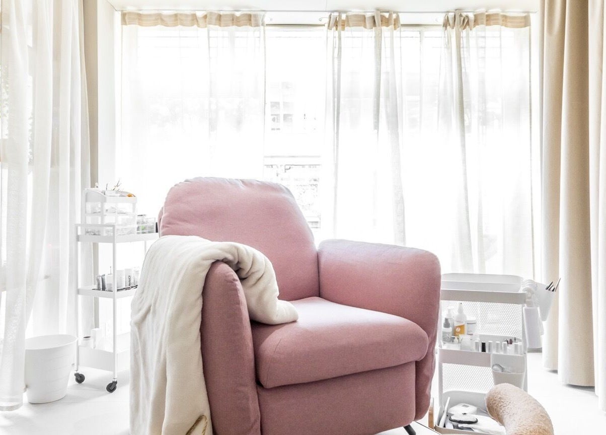 Relaxing pink chair at Koolelo X Get Nailed Academy in Zürich, Zürich, CH with natural light and beauty tools.