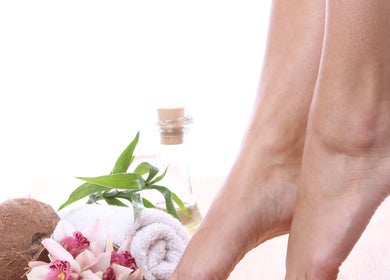 Relaxing foot spa with orchids at Haus of Skin, Klein Brak River, Western Cape, ZA.