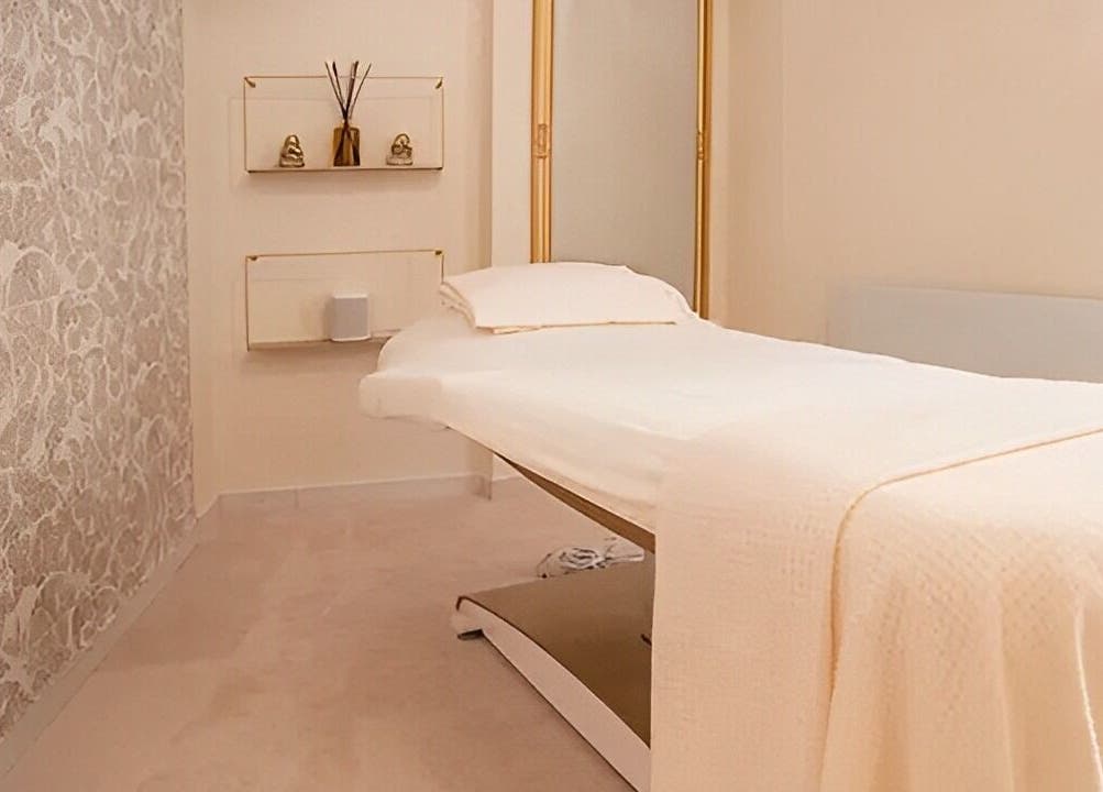 Masszázságy a Scratch & Joy Body Relax Studioban, Budapest, Magyar, HU, természetes fény.