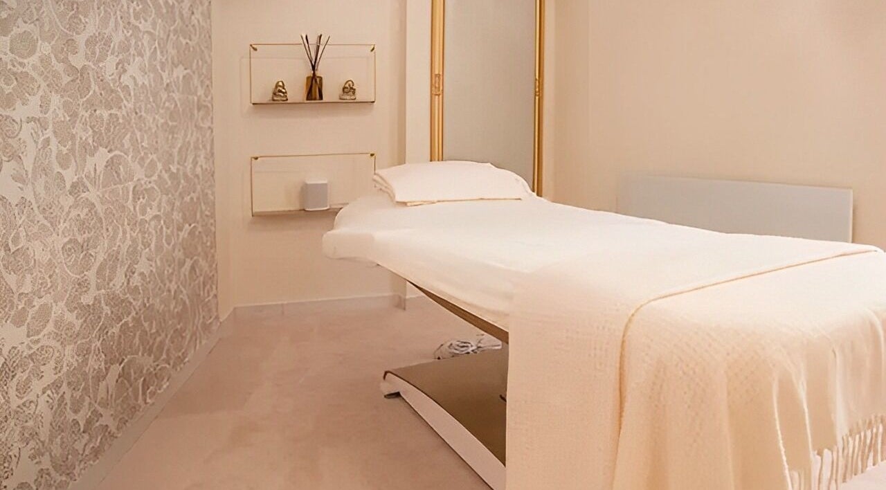 Masszázságy a Scratch & Joy Body Relax Studioban, Budapest, Magyar, HU, természetes fény.