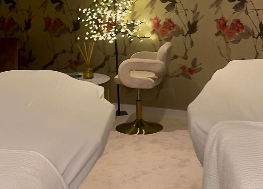 Scratch & Joy Body Relax Studio pihenőszoba két ággyal Budapest, Magyar, HU. Nyugodt légkör virágokkal.