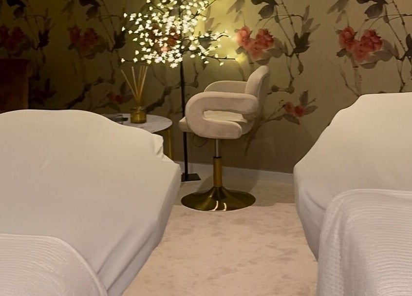 Scratch & Joy Body Relax Studio pihenőszoba két ággyal Budapest, Magyar, HU. Nyugodt légkör virágokkal.