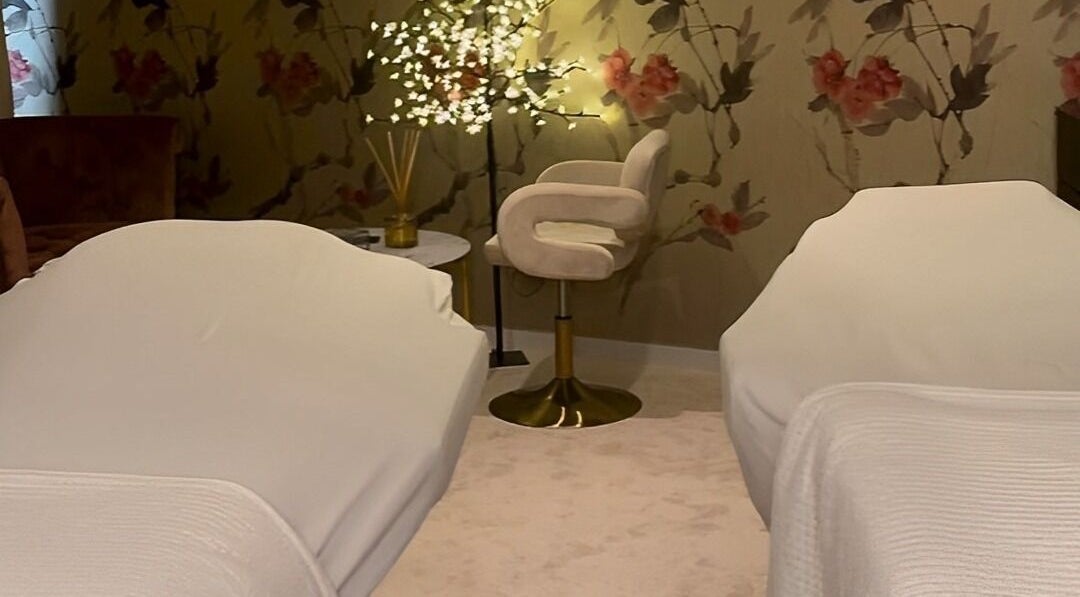 Scratch & Joy Body Relax Studio pihenőszoba két ággyal Budapest, Magyar, HU. Nyugodt légkör virágokkal.