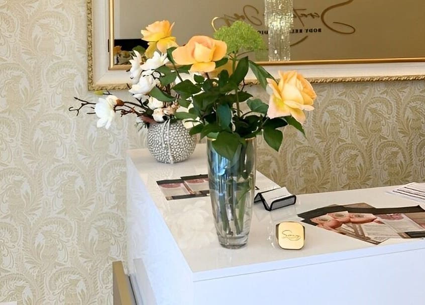 Elegáns recepciós pult virágokkal a Scratch & Joy Body Relax Studio-ban, Budapest, Magyar, HU.