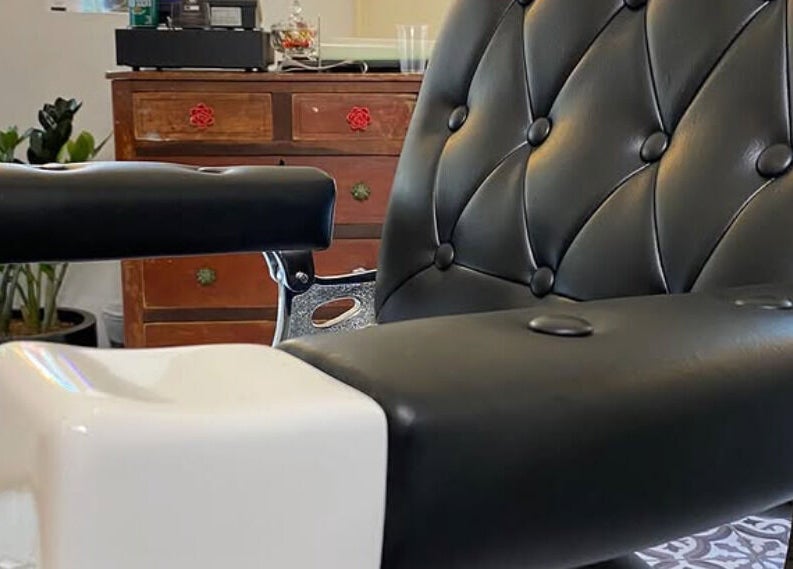 Luxurious black leather barber chair at U. The Barbershop in Willemstad, Curaçao, CW.
