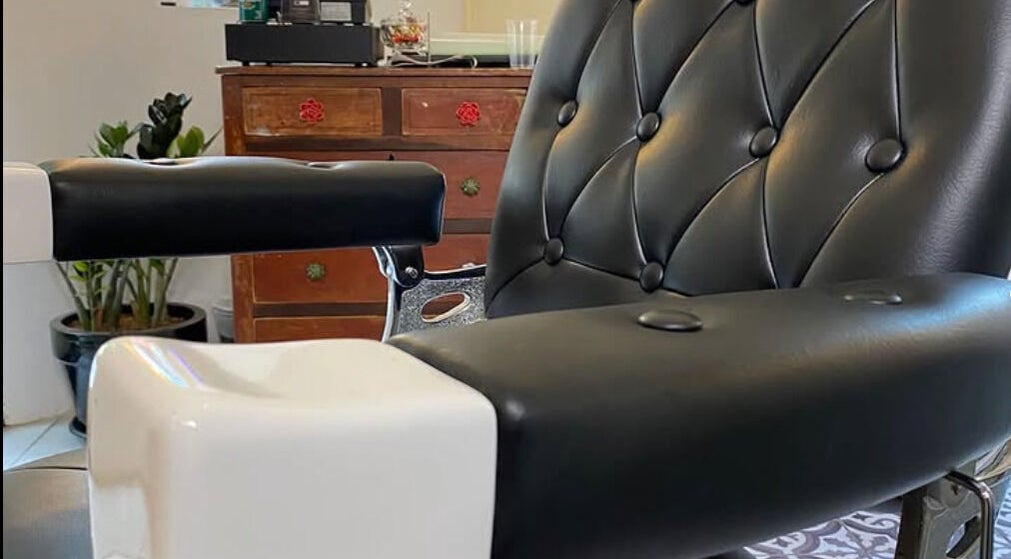 Luxurious black leather barber chair at U. The Barbershop in Willemstad, Curaçao, CW.