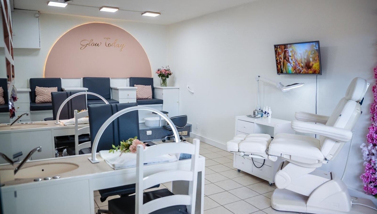 Calming spa interior at Pure Essence Spa, Kralendijk, Bonaire, BQ with luxurious seating and floral decor.