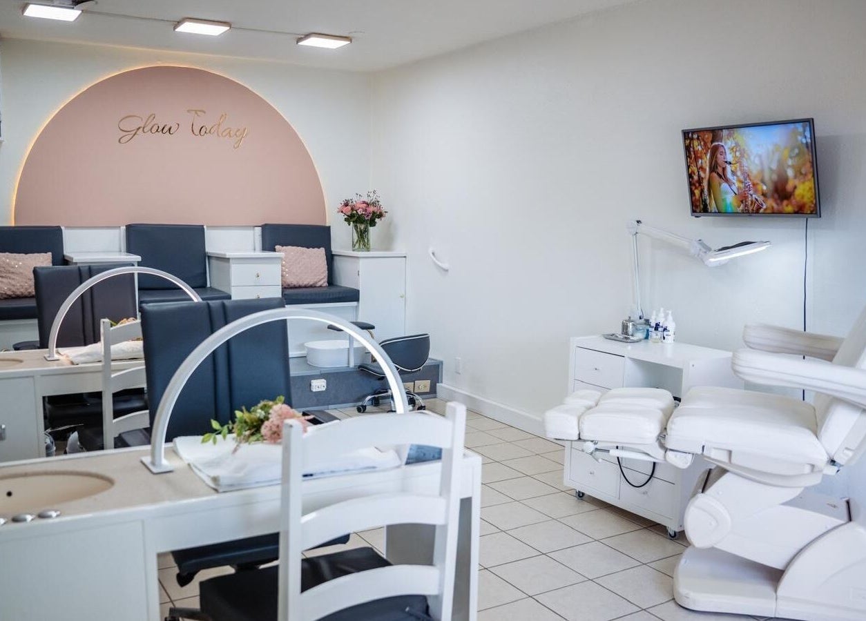 Calming spa interior at Pure Essence Spa, Kralendijk, Bonaire, BQ with luxurious seating and floral decor.