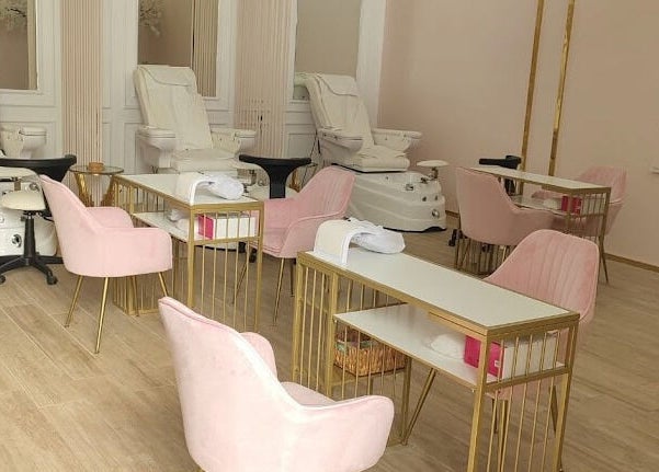 ديكور فاخر في صالون ساكورا بالهفوف، المنطقة الشرقية، SA. تجهيزات تجميل متكاملة وجلسات راقية.