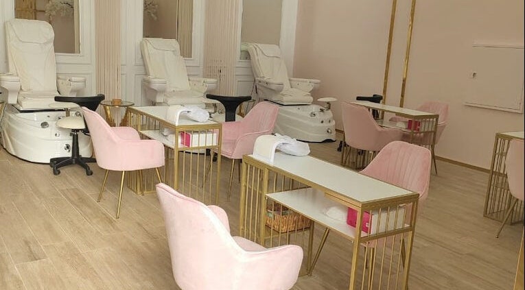 ديكور فاخر في صالون ساكورا بالهفوف، المنطقة الشرقية، SA. تجهيزات تجميل متكاملة وجلسات راقية.