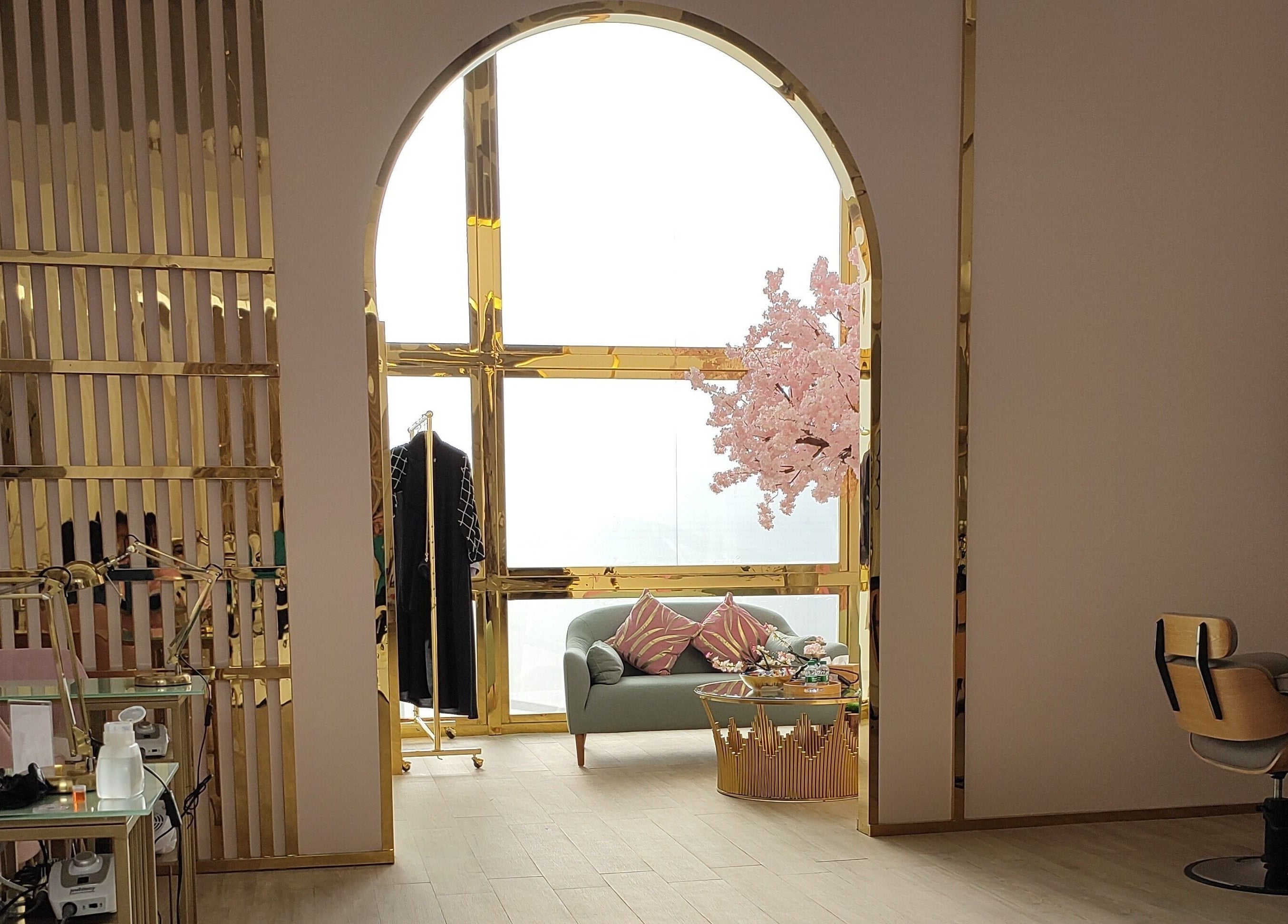 داخل صالون ساكورا صالون ساكورا في الهفوف‎، المنطقة الشرقية، طراز فاخر مع ديكور زهري.