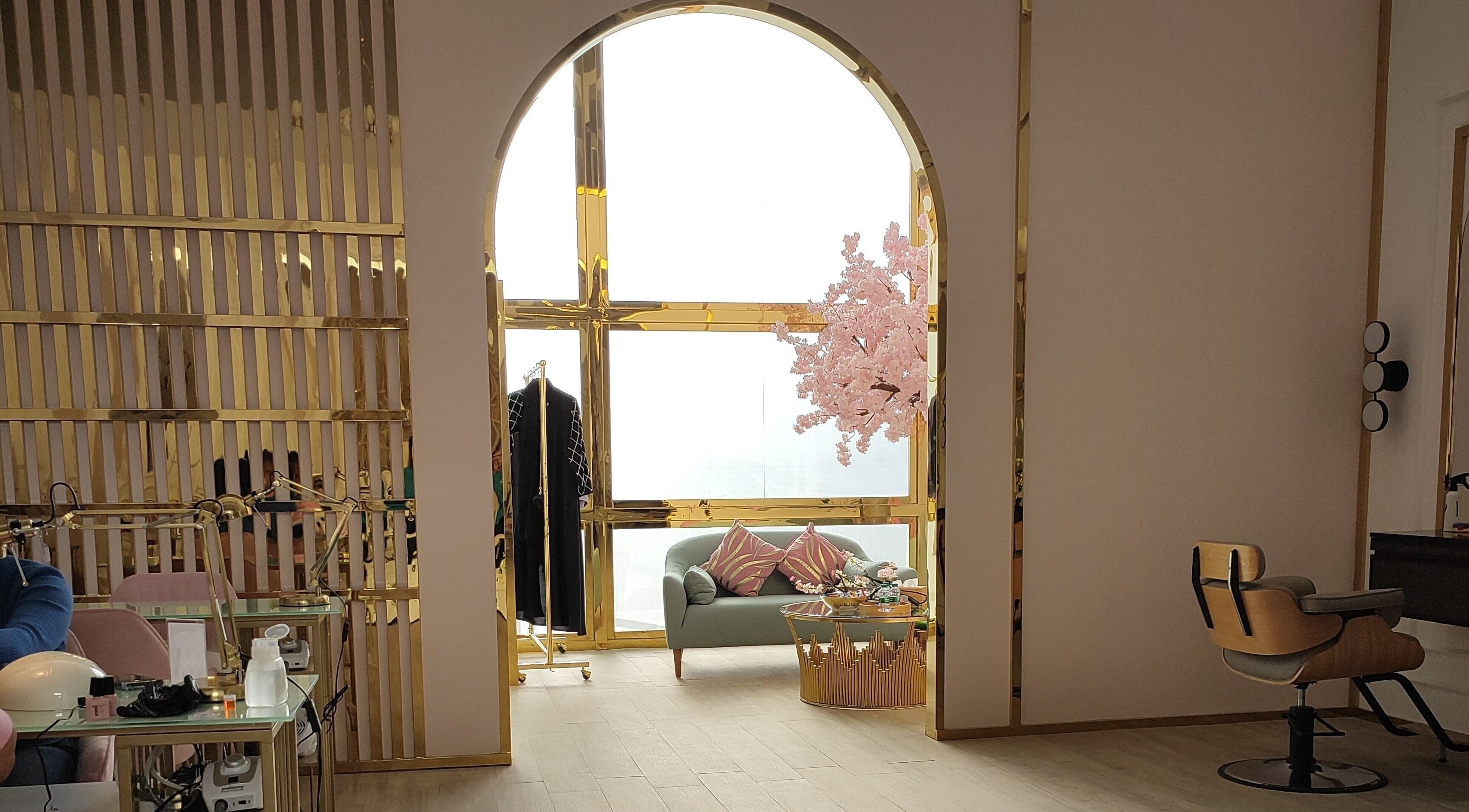 داخل صالون ساكورا صالون ساكورا في الهفوف‎، المنطقة الشرقية، طراز فاخر مع ديكور زهري.