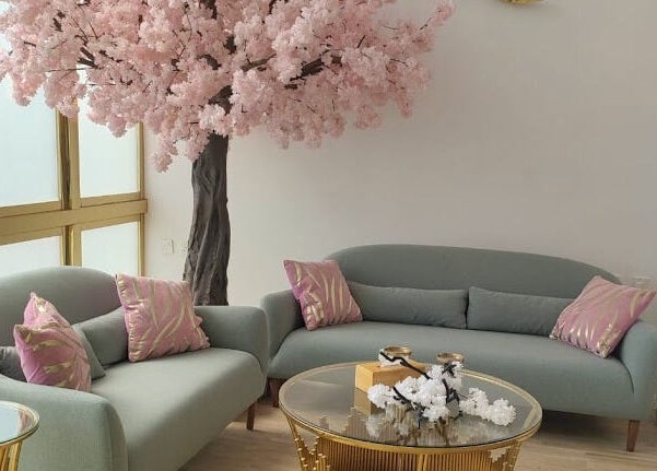 غرفة استقبال أنيقة في صالون ساكورا الهفوف‎, المنطقة الشرقية, SA مع ديكور أزهار الكرز.